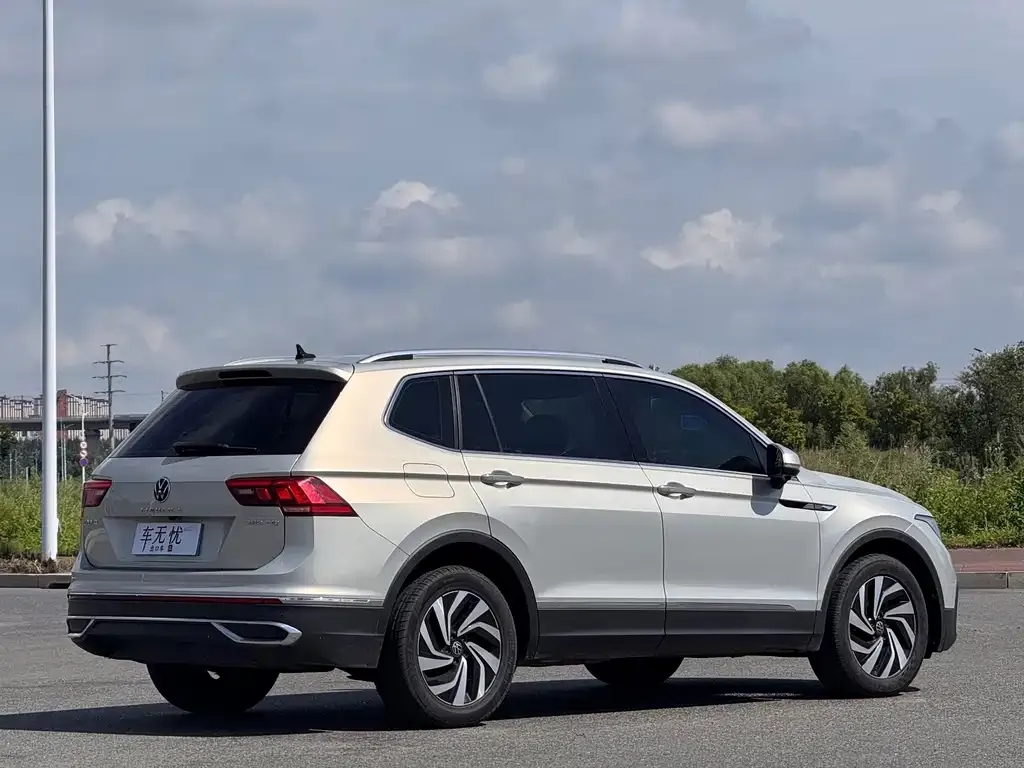 Volkswagen Tiguan L — фото 2