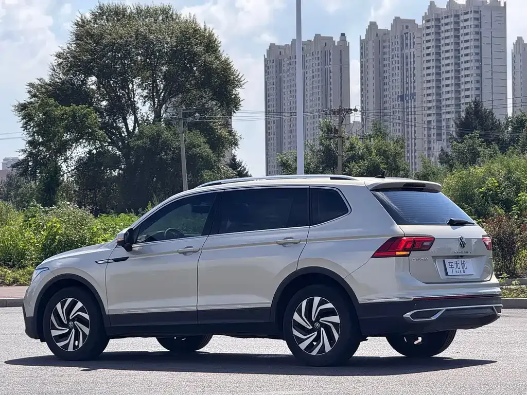 Volkswagen Tiguan L — фото 10