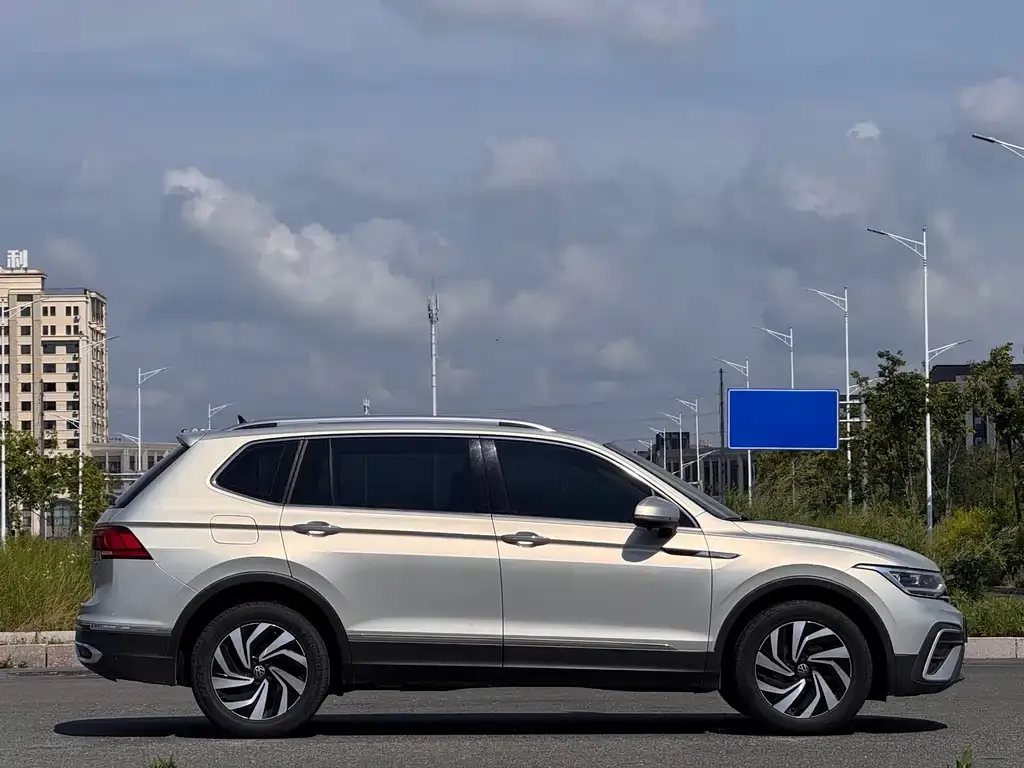 Volkswagen Tiguan L — фото 9