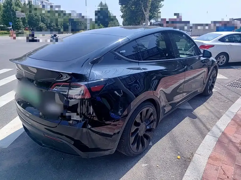 Tesla Model Y — фото 10
