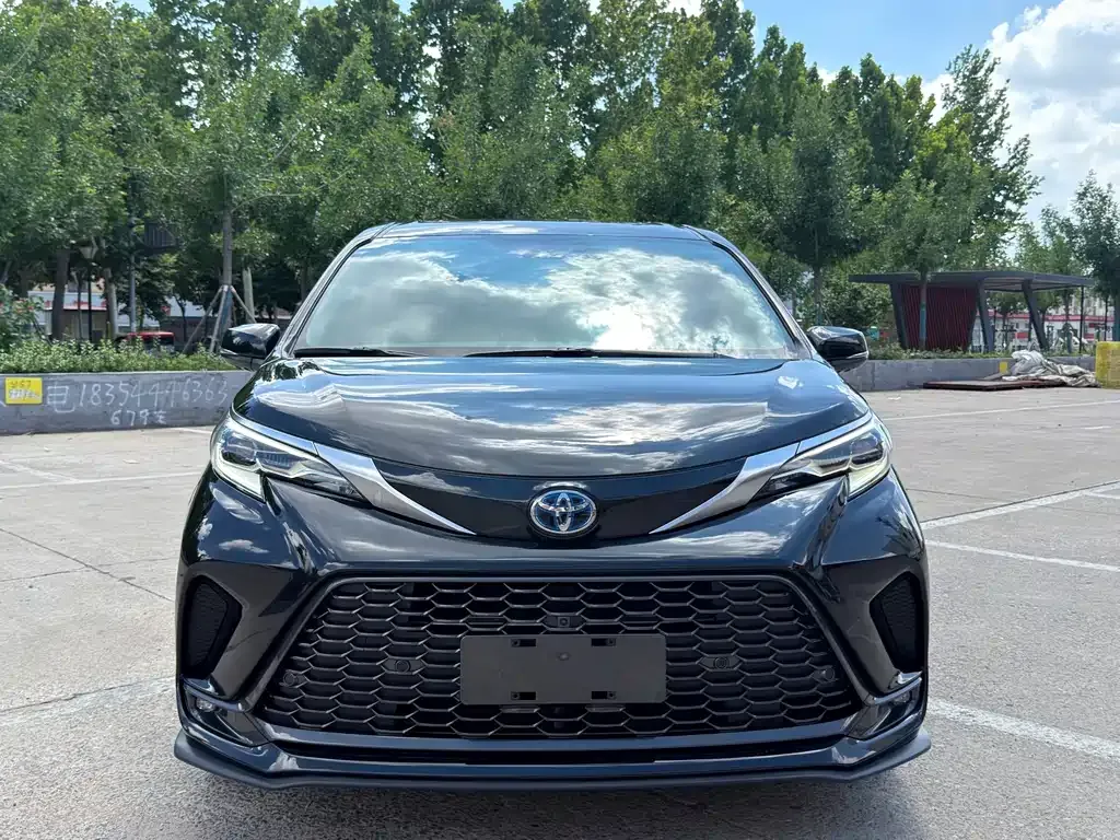 Toyota Granvia — фото 1