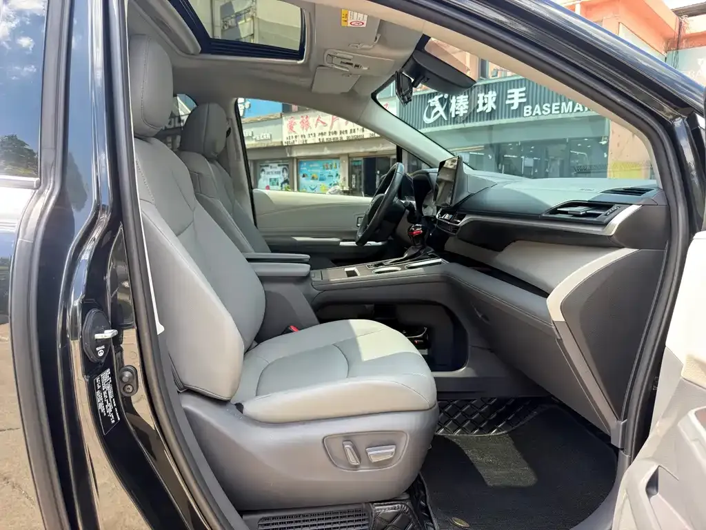 Toyota Granvia — фото 3