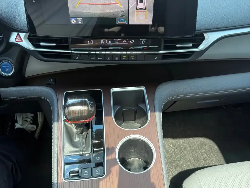 Toyota Granvia — фото 6