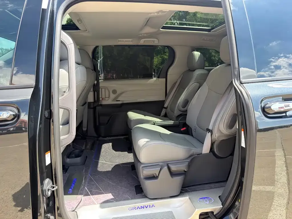 Toyota Granvia — фото 5