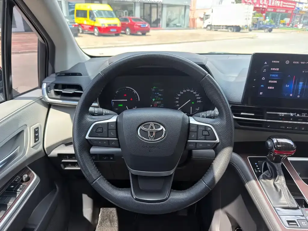 Toyota Granvia — фото 4