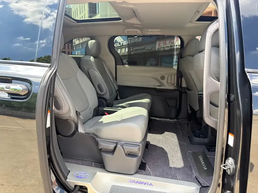 Toyota Granvia — фото 8