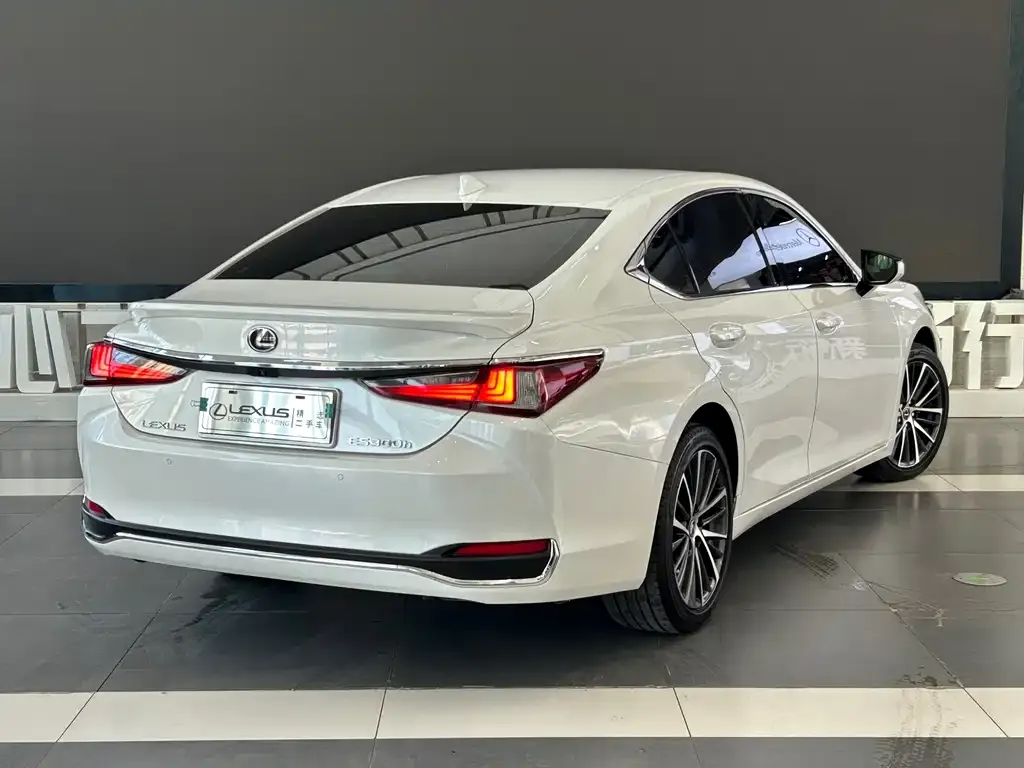 Lexus ES — фото 7