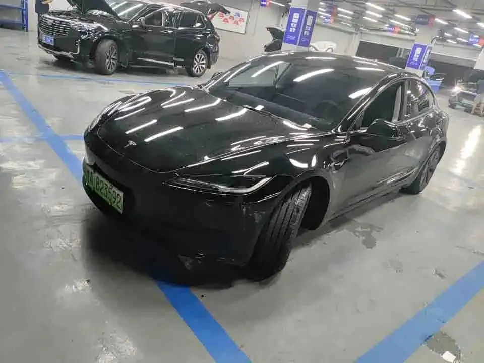 Tesla Model 3 — фото 1