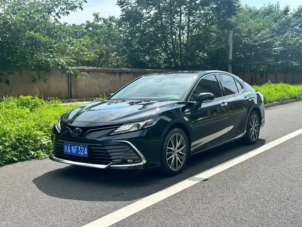 Toyota Camry — фото 1