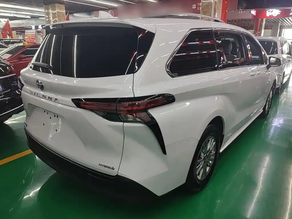 Toyota Sienna — фото 2