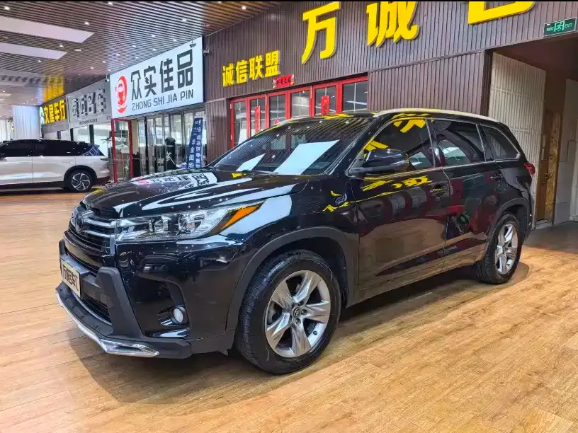 Toyota Highlander — фото 1