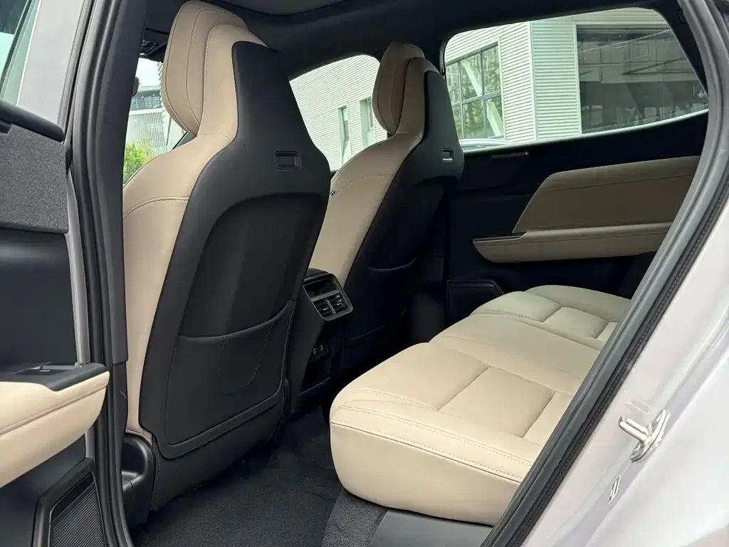 Volvo XC70 Plug-in Hybrid — фото 7