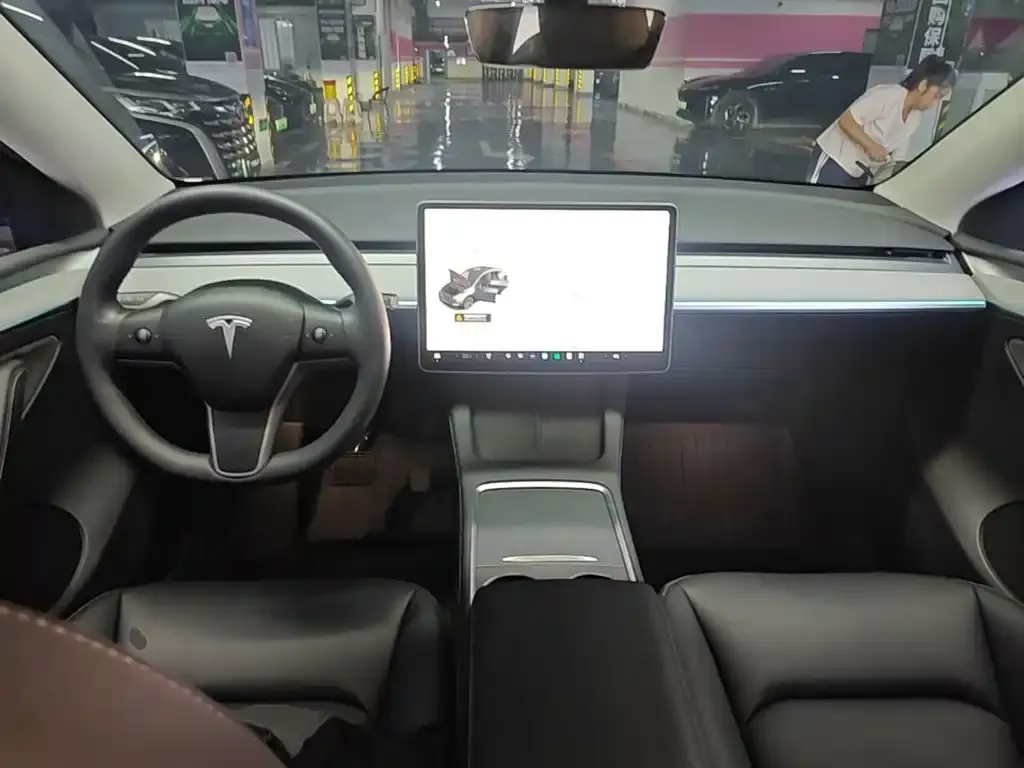 Tesla Model Y — фото 8