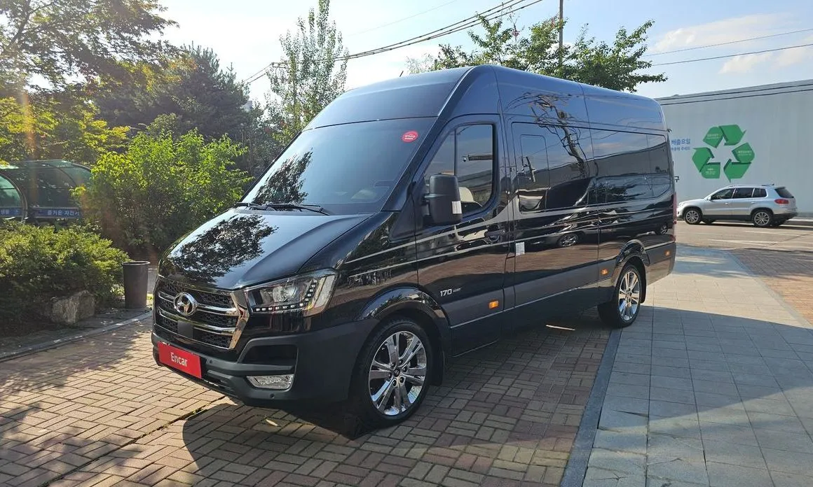 Hyundai Solati 15-Seater 1