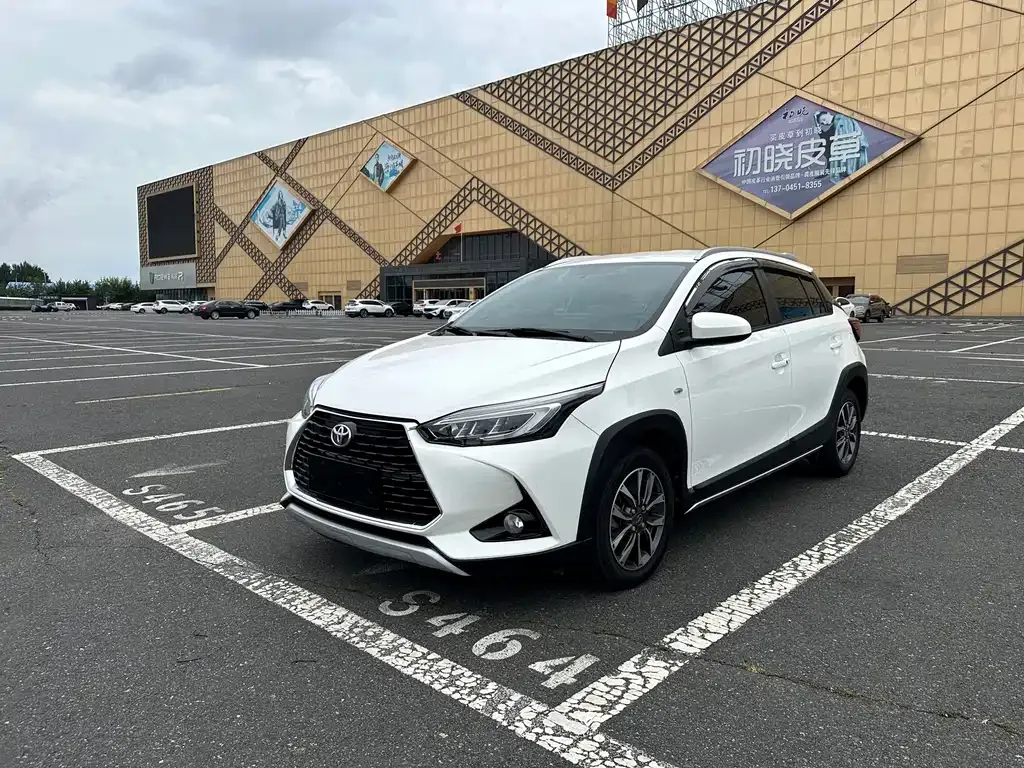 Toyota Yaris L — фото 1