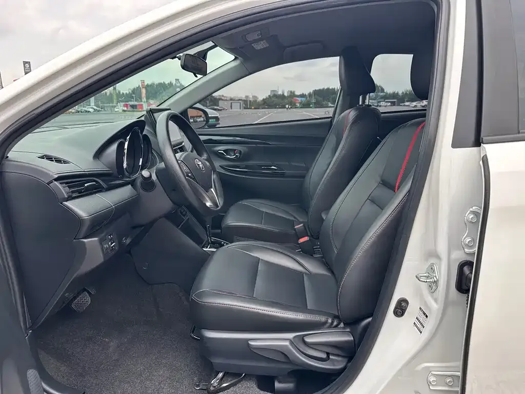 Toyota Yaris L — фото 3