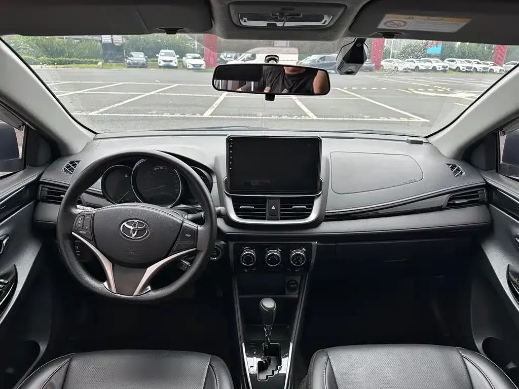 Toyota Yaris L — фото 4