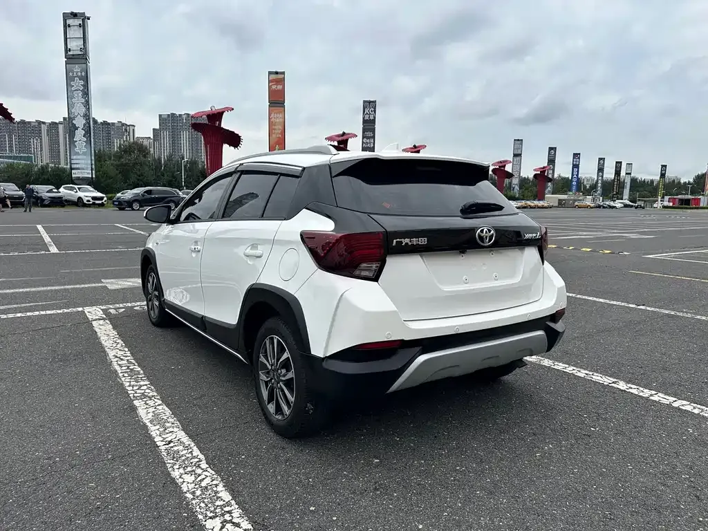 Toyota Yaris L — фото 10