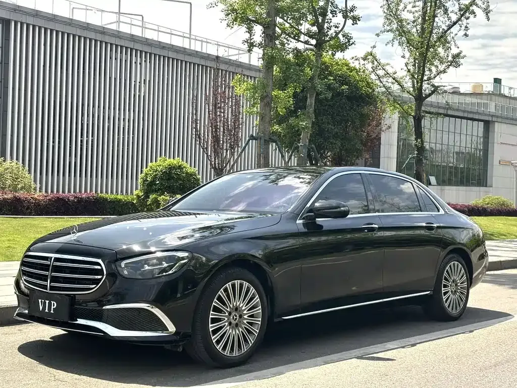 Mercedes-Benz E-Class — фото 1