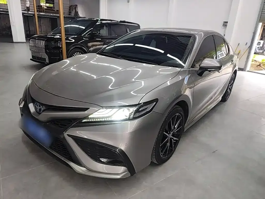 Toyota Camry — фото 1