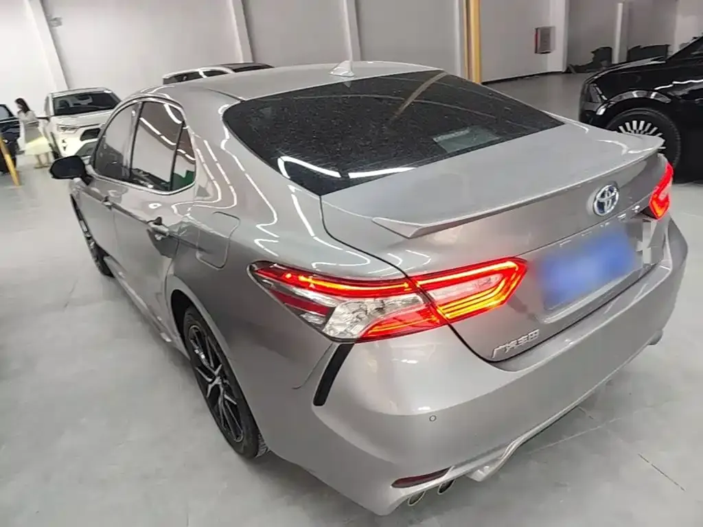 Toyota Camry — фото 5