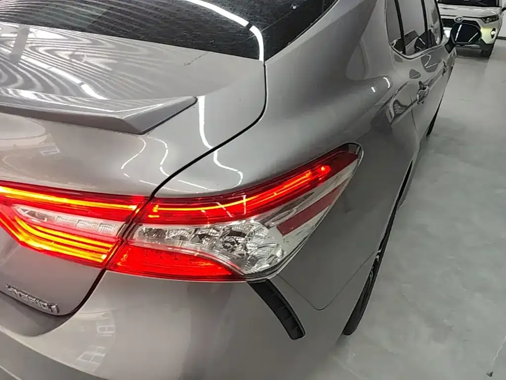 Toyota Camry — фото 3