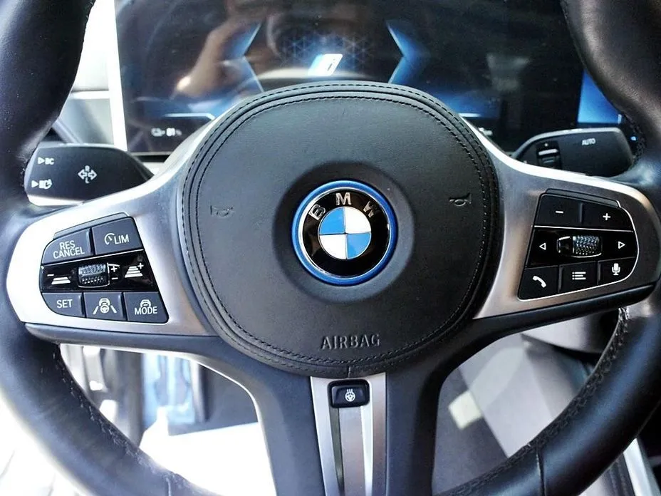 BMW i4 — фото 10