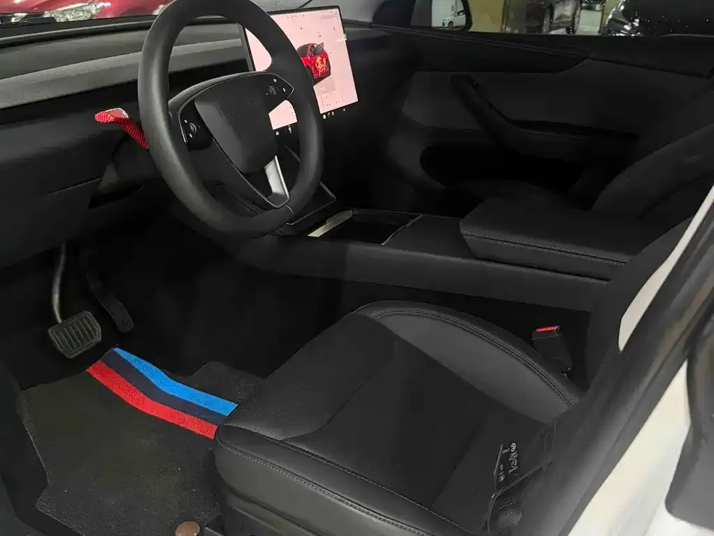 Tesla Model Y — фото 8