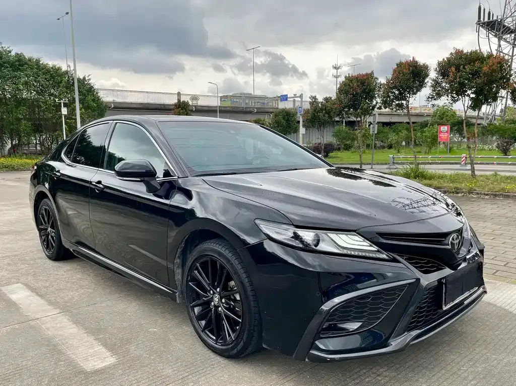 Toyota Camry — фото 1