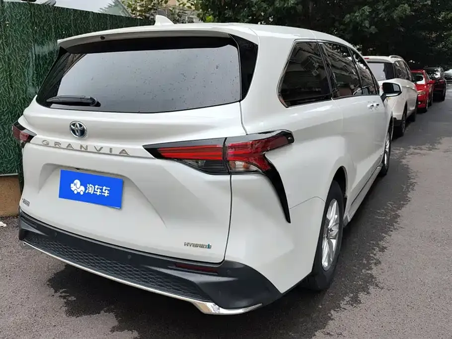 Toyota Granvia — фото 7