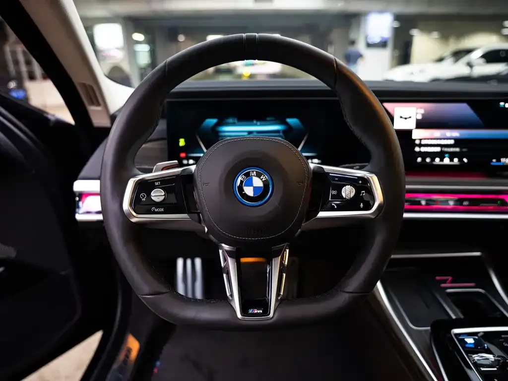 BMW i7 — фото 10