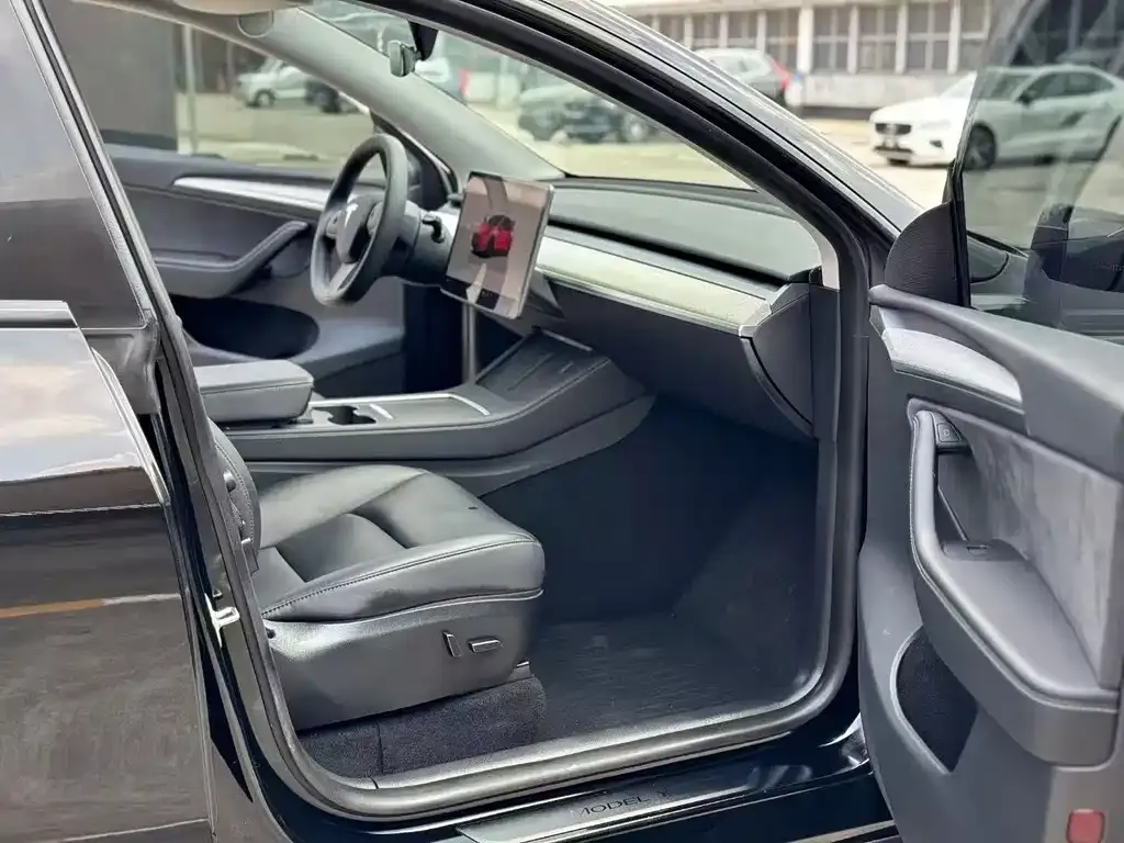 Tesla Model Y — фото 8