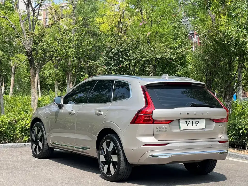 Volvo XC60 PHEV — фото 7