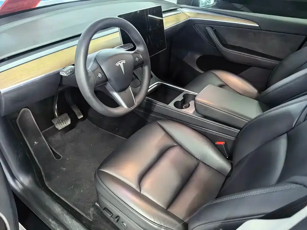 Tesla Model Y — фото 9