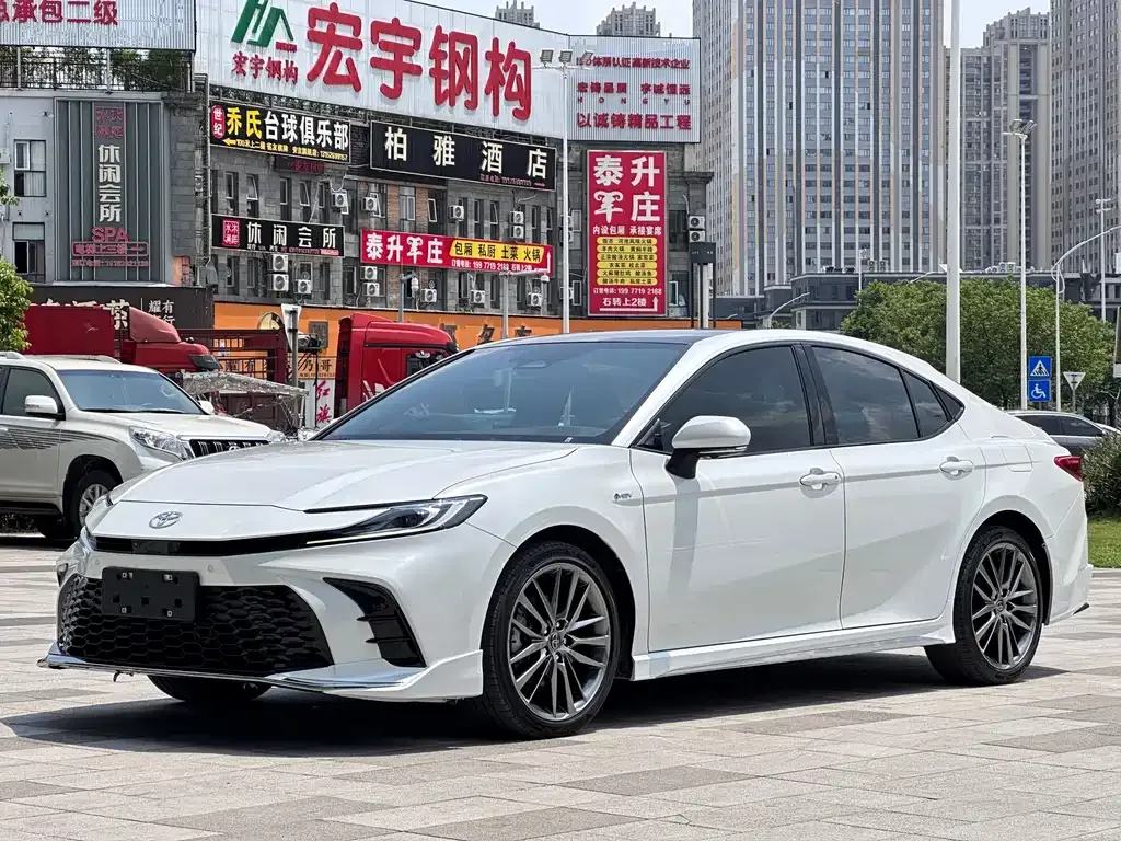 Toyota Camry — фото 1