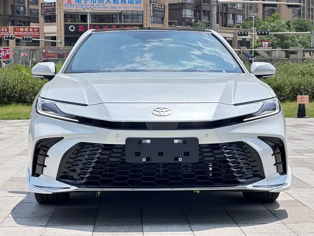 Toyota Camry — фото 10
