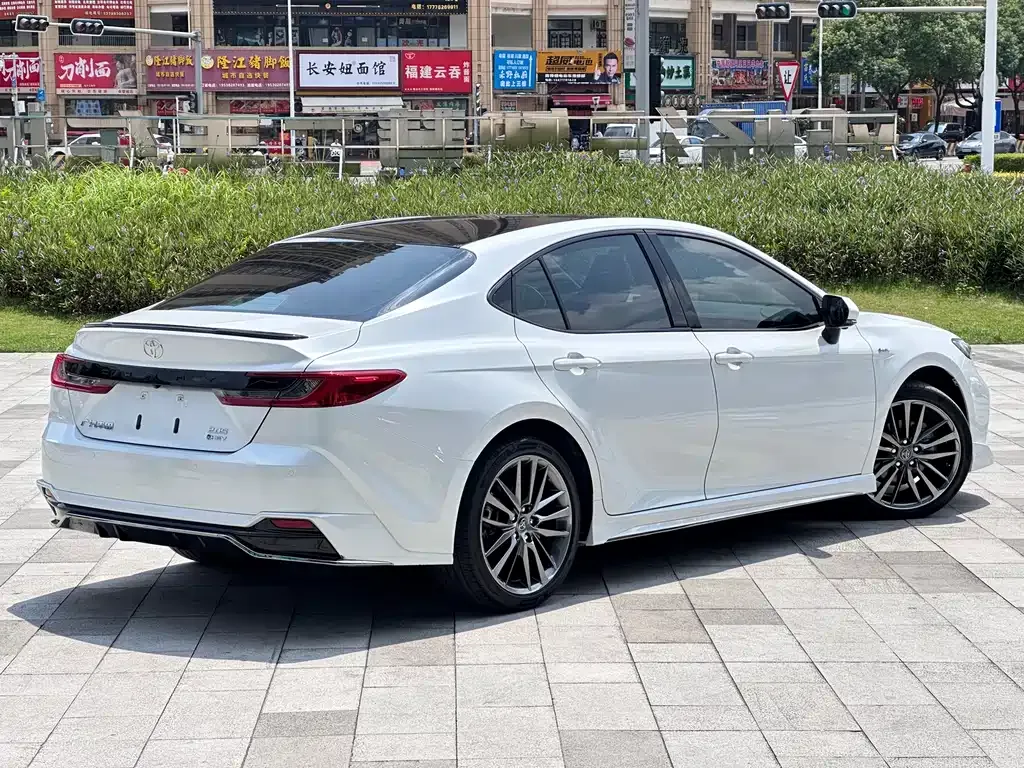 Toyota Camry — фото 9