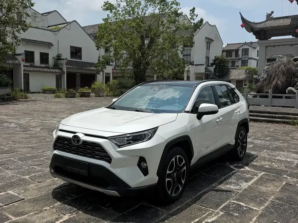 Toyota RAV4 — фото 1