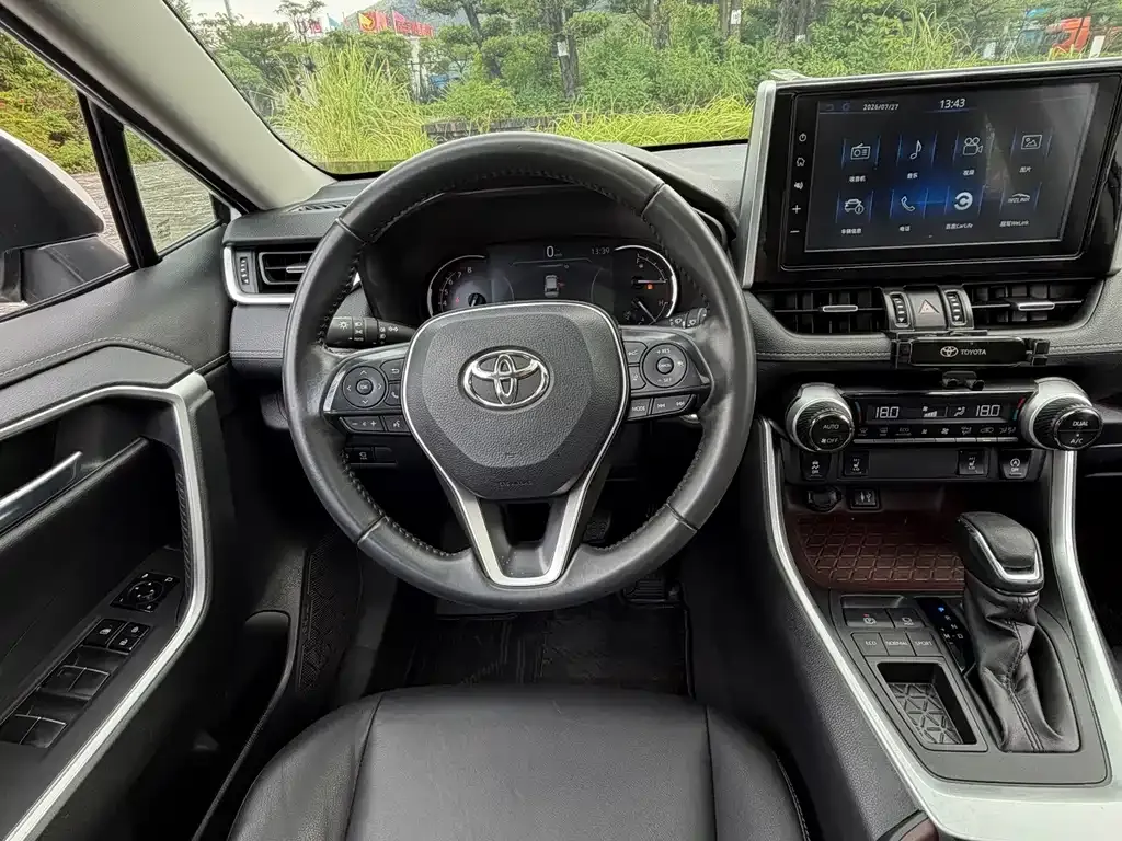 Toyota RAV4 — фото 5