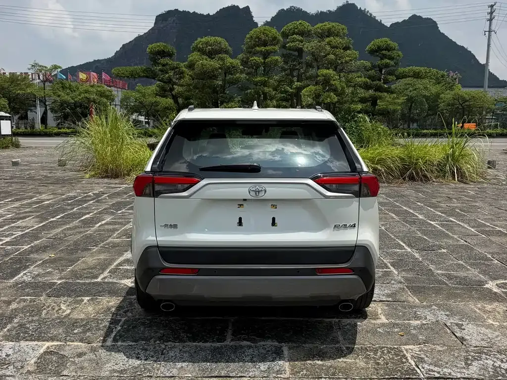 Toyota RAV4 — фото 9