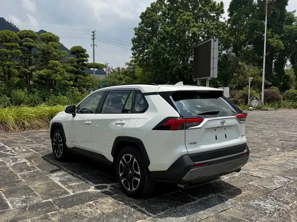 Toyota RAV4 — фото 8