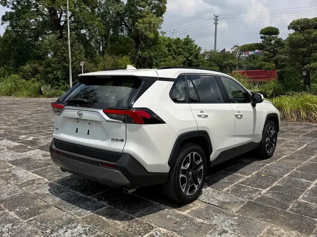 Toyota RAV4 — фото 10