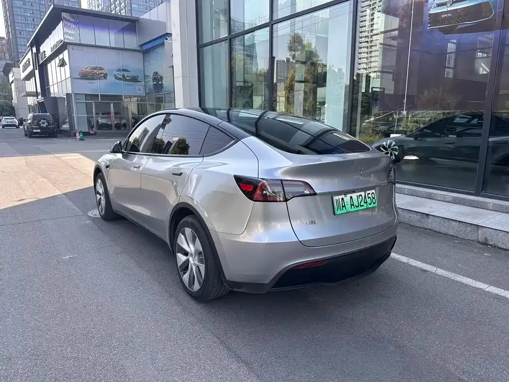 Tesla Model Y — фото 6