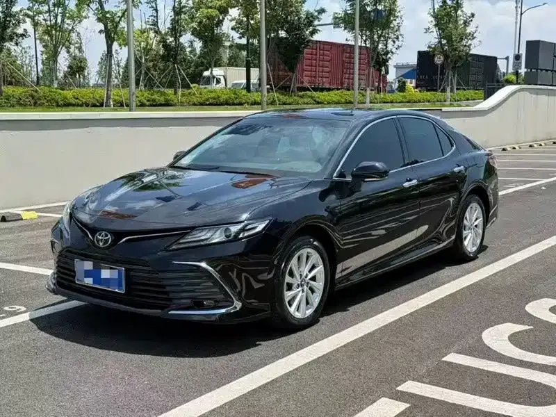 Toyota Camry — фото 1