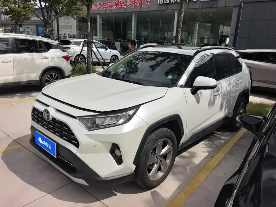 Toyota RAV4 — фото 1