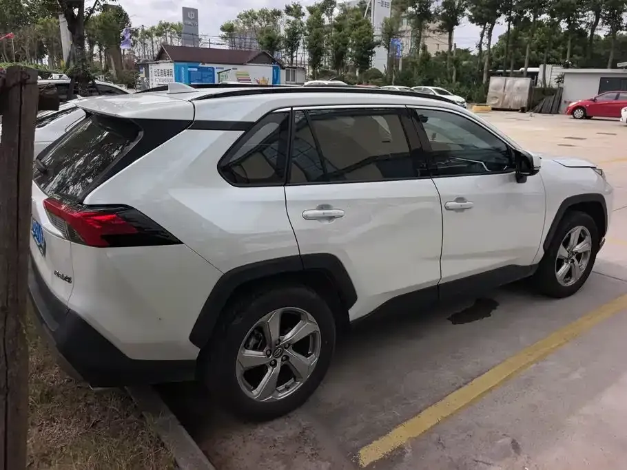 Toyota RAV4 — фото 5