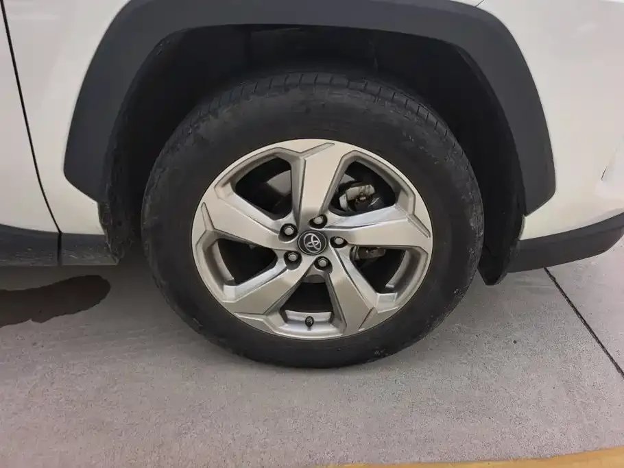 Toyota RAV4 — фото 3