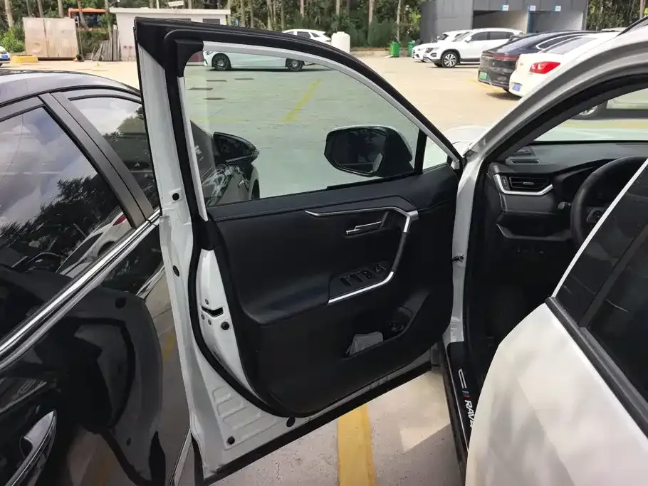 Toyota RAV4 — фото 2
