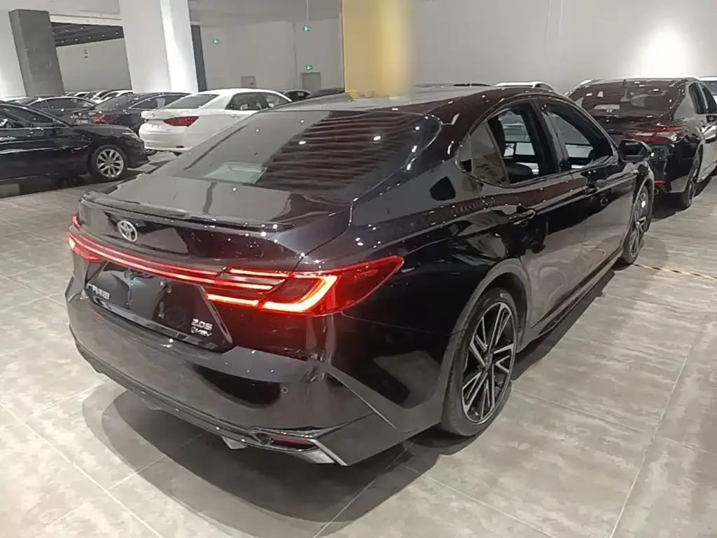 Toyota Camry — фото 2