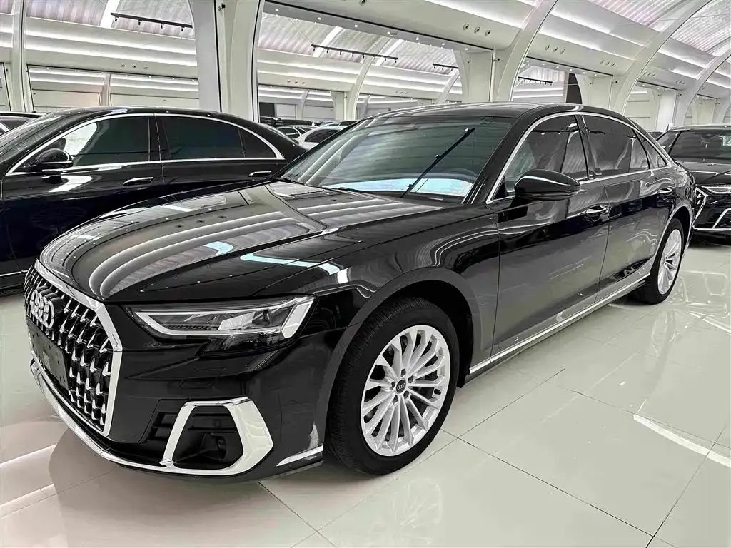 Audi A8 — фото 1